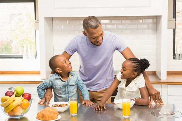 Casual feliz familia desayunando — Foto de Stock