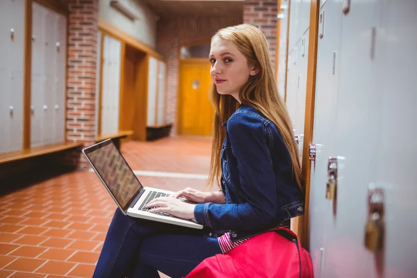 Estudiante sonriente usando laptop y smartphone —  Fotos de Stock