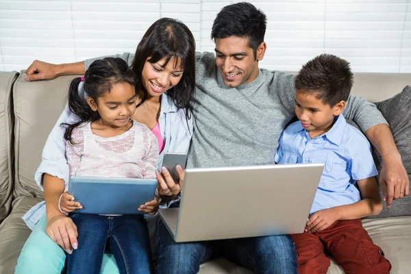 Família sorridente no sofá — Fotografia de Stock