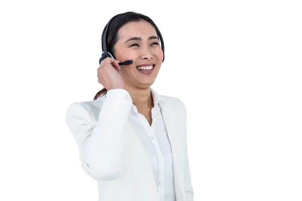 Mujer de negocios sonriente usando auriculares — Foto de Stock