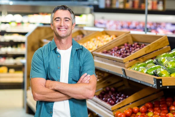 Retrato de un hombre sonriente con los brazos cruzados —  Fotos de Stock