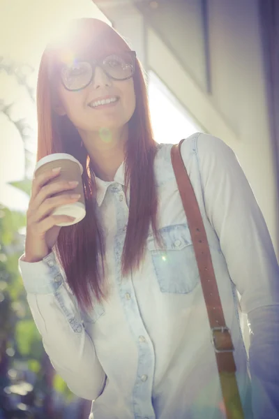 笑顔の女性がコーヒーを持っている — ストック写真