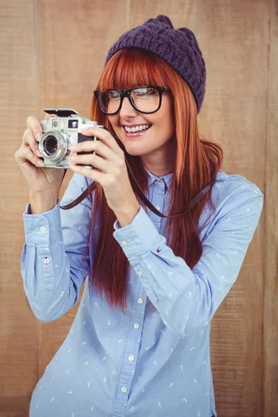 Lächelnde Hipster-Frau beim Fotografieren mit einer Retro-Kamera — Stockfoto