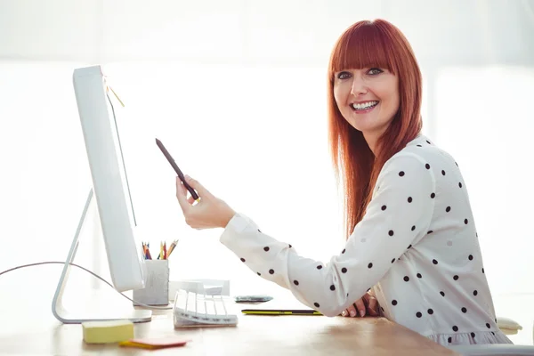 Donna hipster sorridente che punta lo schermo con la penna — Foto Stock