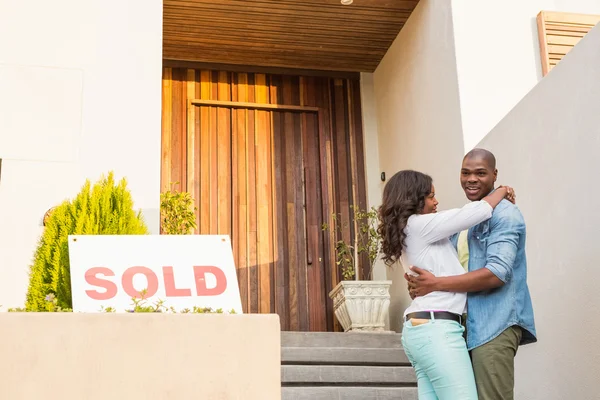 Szczęśliwa para po kupno nowego domu — Zdjęcie stockowe