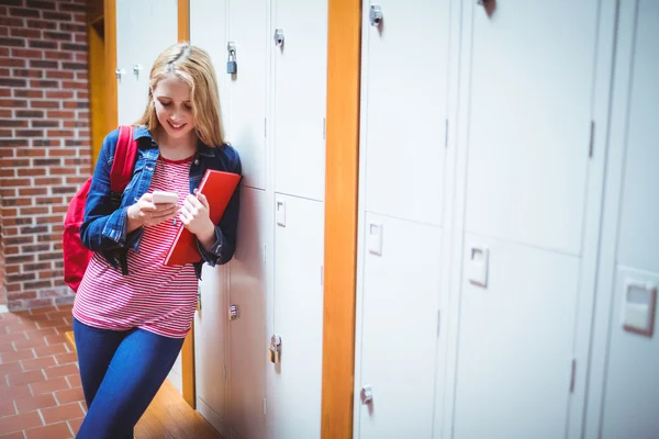 Pretty student with backpack leaning against the locker — Stock Photo, Image