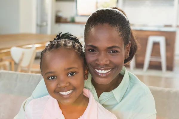 Mãe amorosa com filha no sofá — Fotografia de Stock