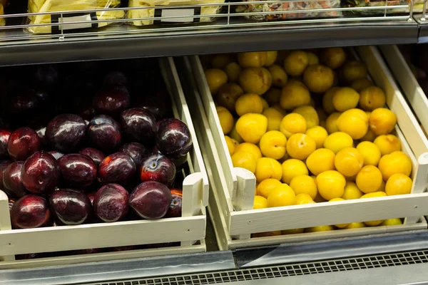 Rak sayuran di supermarket — Stok Foto