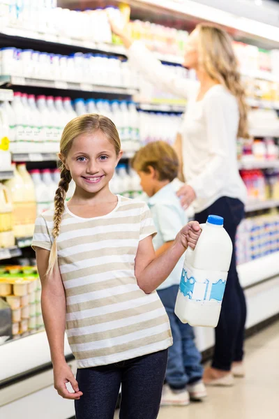 Roztomilé dítě hospodářství mléko — Stock fotografie