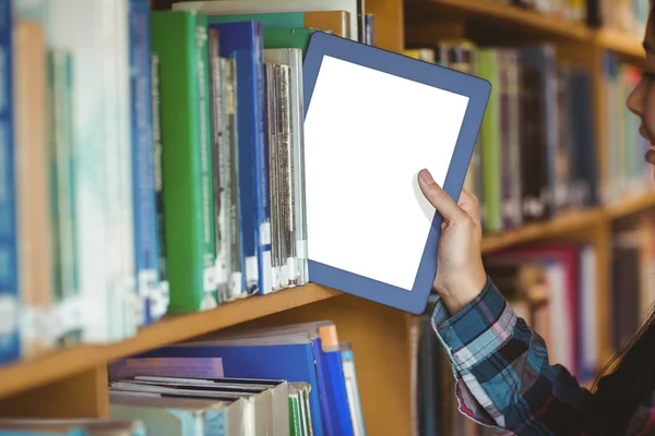 Jolie étudiante mettant une table dans une bibliothèque — Photo