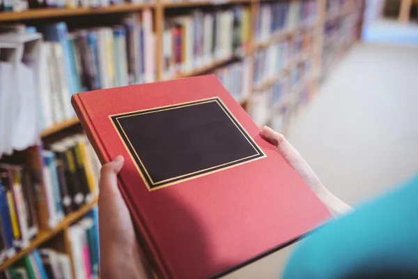 Vue de dessus l'épaule de l'étudiant dans le livre de retenue de bibliothèque — Photo