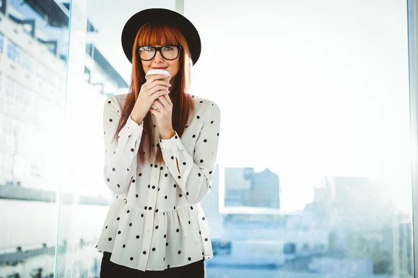 Sonriente mujer hipster bebiendo café — Foto de Stock