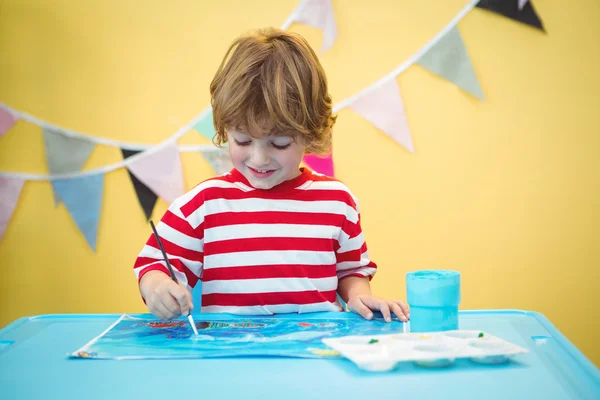Smiling boy painting a picture — Stock Photo, Image