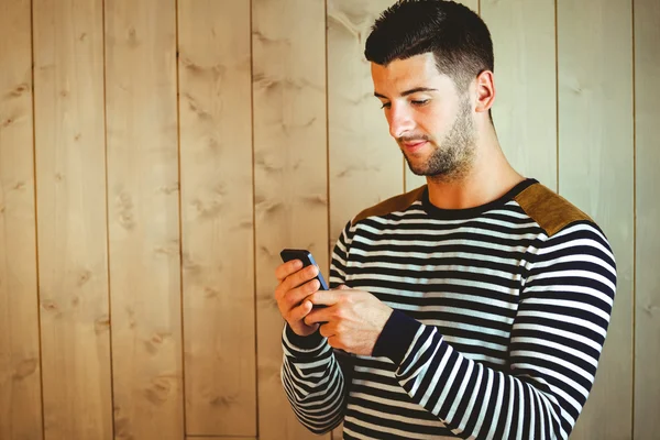 Casual hipster met behulp van zijn telefoon — Stockfoto