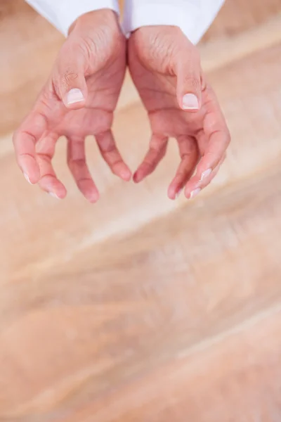 Vista de perto das mãos na mesa de madeira — Fotografia de Stock