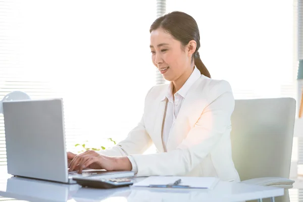 Geschäftsfrau benutzt ihren Laptop — Stockfoto