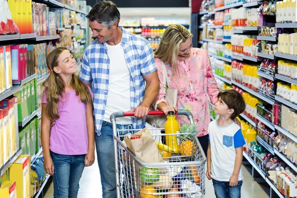Boldog család a szupermarketben — Stock Fotó