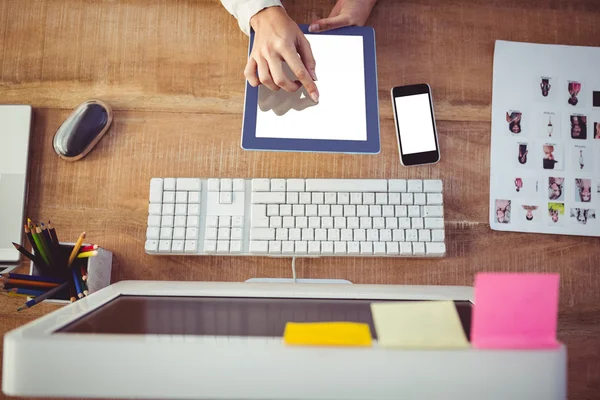 Bijgesneden afbeelding van vrouw met behulp van Tablet PC — Stockfoto