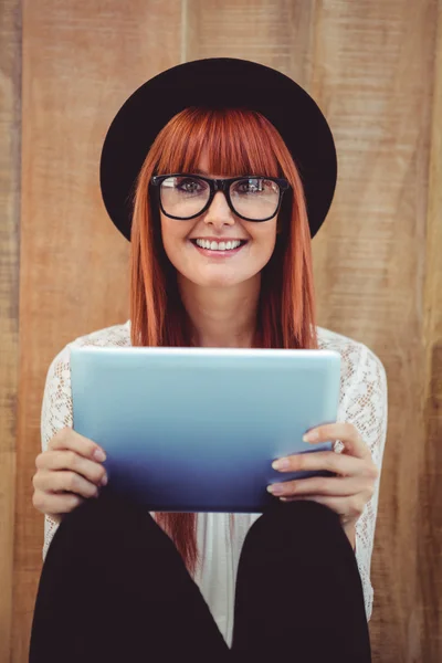 Leende hipster kvinna med hennes tablett — Stockfoto