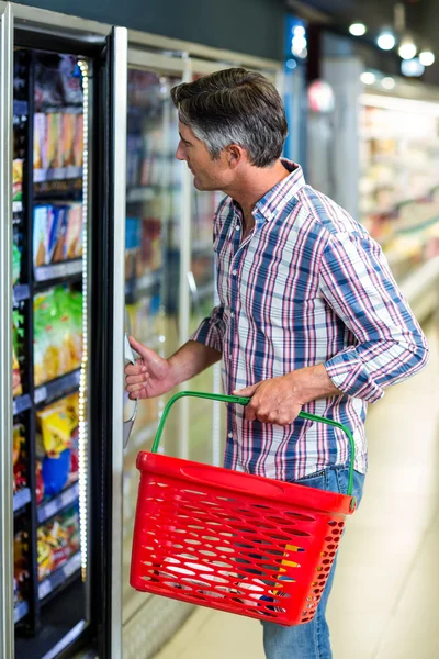 Uomo apertura frigorifero supermercato — Foto Stock