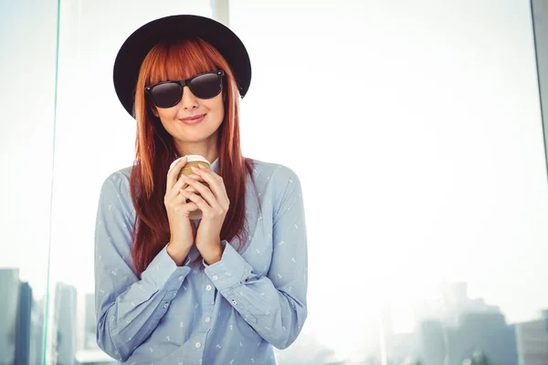 Donna hipster sorridente che beve caffè — Foto Stock