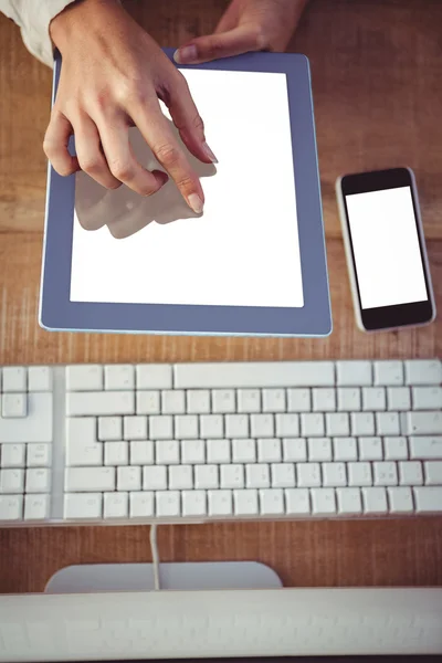 Beskuren bild av kvinna med hjälp av Tablet PC — Stockfoto