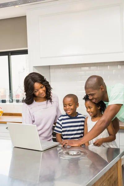 Met behulp van laptop en gelukkige familie — Stockfoto