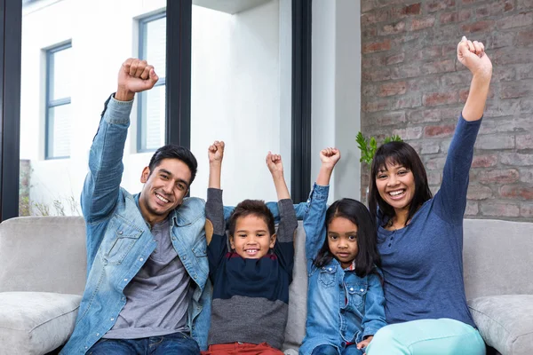 Feliz jovem família assistindo tv — Fotografia de Stock