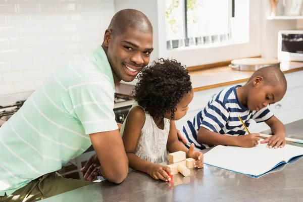 Père avec des enfants dans la cuisine — Photo