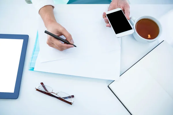 Geschäftsfrau benutzt ihr Smartphone — Stockfoto