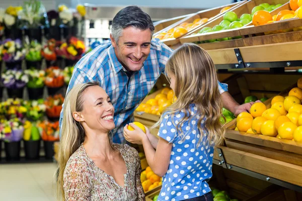 Giovane coppia felice con la figlia — Foto Stock