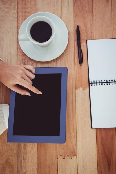 Bijgesneden afbeelding van vrouw met behulp van Tablet PC — Stockfoto