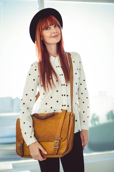 Retrato de una mujer hipster sonriente con una bolsa —  Fotos de Stock