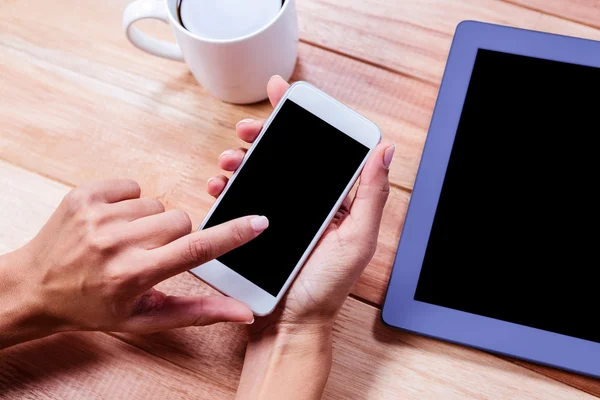 Zakenvrouw bedrijf smartphone — Stockfoto