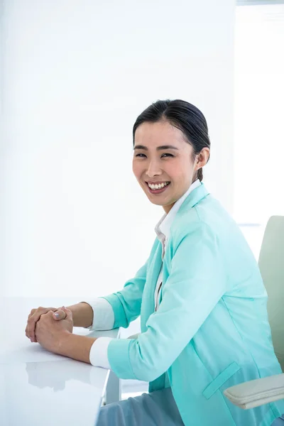 Lächelnde Geschäftsfrau sitzt auf ihrem Stuhl — Stockfoto