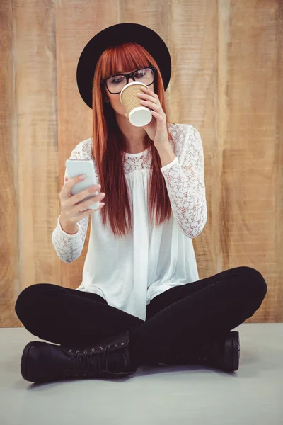 Mujer hipster sonriente usando su teléfono inteligente — Foto de Stock