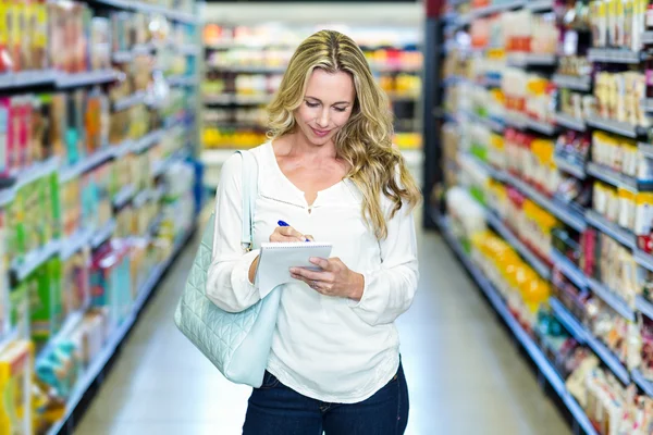 Mujer rubia lista de comprobación — Foto de Stock