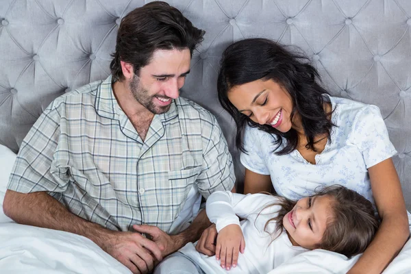 Lycklig familj spelar på sängen — Stockfoto