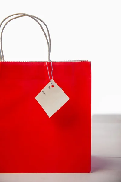 Borsa regalo shopping rossa con etichetta — Foto Stock