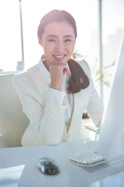 Sorridente donna d'affari utilizzando il suo computer — Foto Stock