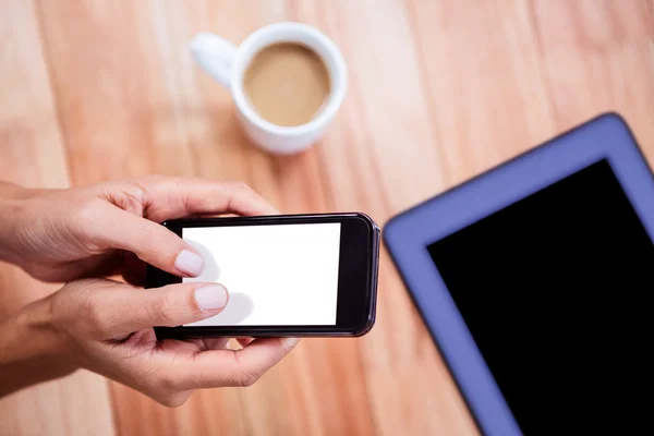 Sobrecarga de manos femeninas usando smartphone — Foto de Stock