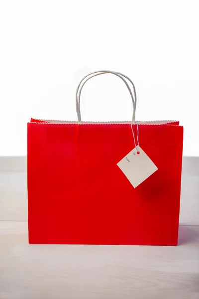 Bolso de regalo rojo con etiqueta — Foto de Stock