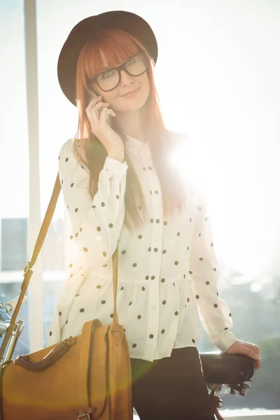 Smiling hipster woman having a phone call — Stock Photo, Image