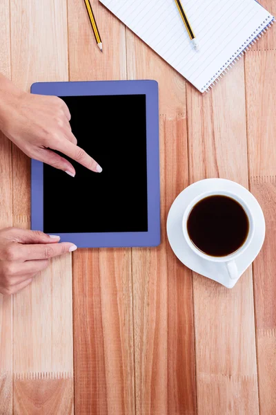 Overhead di mano femminile utilizzando tablet — Foto Stock