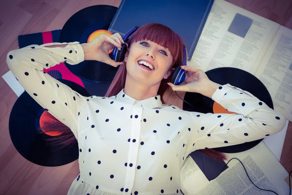 Lächelnde Hipster-Frau mit Kopfhörern, die Musik hört — Stockfoto