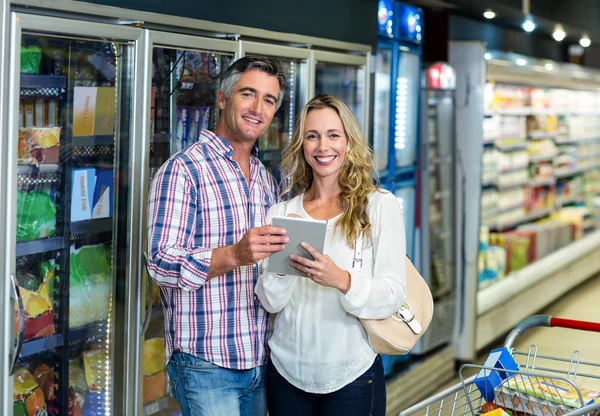 Gelukkige paar met behulp van Tablet PC — Stockfoto