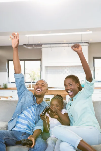 Familia feliz jugando videojuegos — Foto de Stock