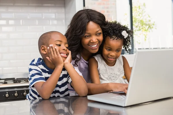 Mor och barn använder laptop — Stockfoto