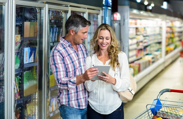 Gelukkige paar met behulp van Tablet PC — Stockfoto