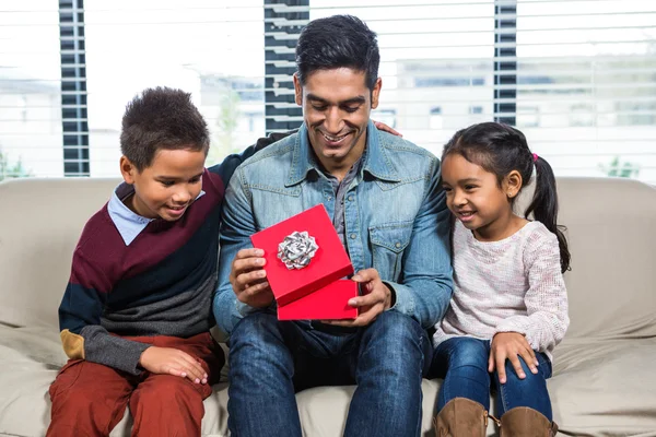 Feliz padre recibiendo un regalo de sus hijos — Foto de Stock